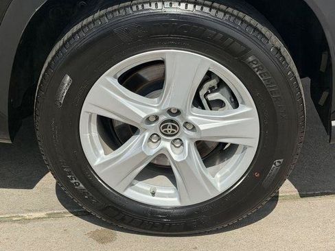 Certified 2025 Toyota Highlander LE FWD image 8