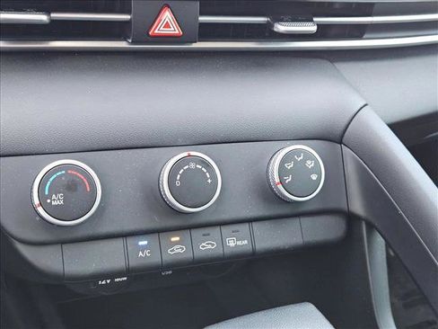 Used 2025 Hyundai Elantra SE image 14