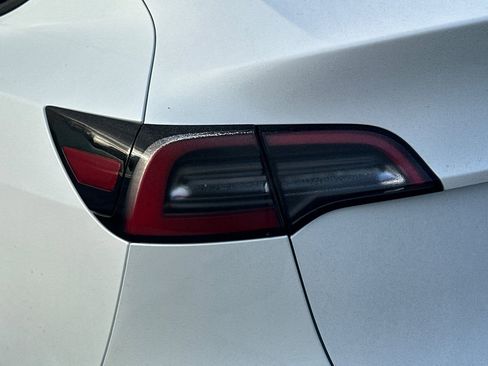 Used 2022 Tesla Model Y Long Range image 9