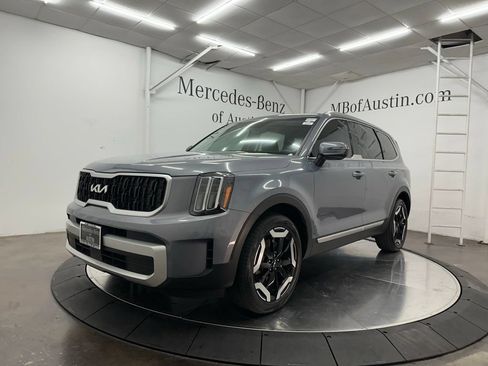 Used 2024 Kia Telluride EX w/ EX Captain's Chair Package FWD image 3