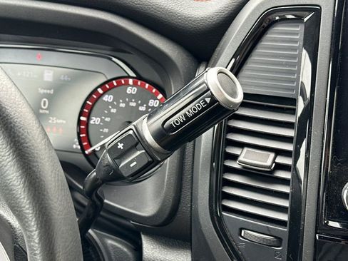 Used 2024 Nissan Titan PRO-4X image 21