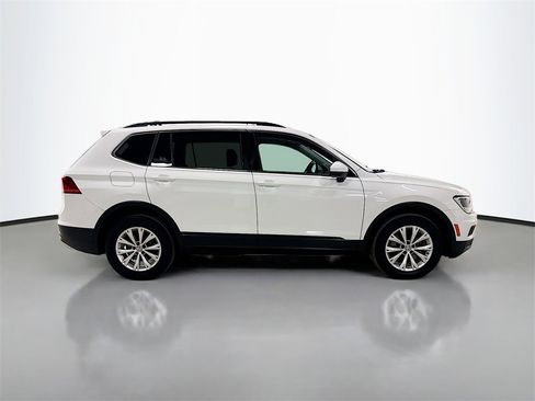 Used 2019 Volkswagen Tiguan SE w/ Panoramic Sunroof Package image 9
