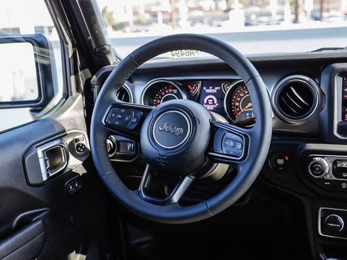 Used 2023 Jeep Gladiator Sport AWD/4WD image 18