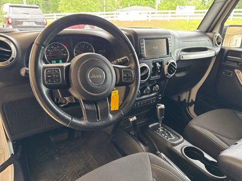 Used 2017 Jeep Wrangler Unlimited Sahara w/ Connectivity Group AWD/4WD image 12