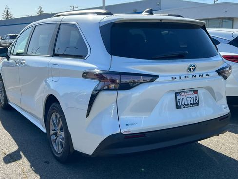 Used 2025 Toyota Sienna XLE FWD image 6