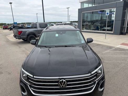 Used 2025 Volkswagen Atlas SE AWD/4WD image 3