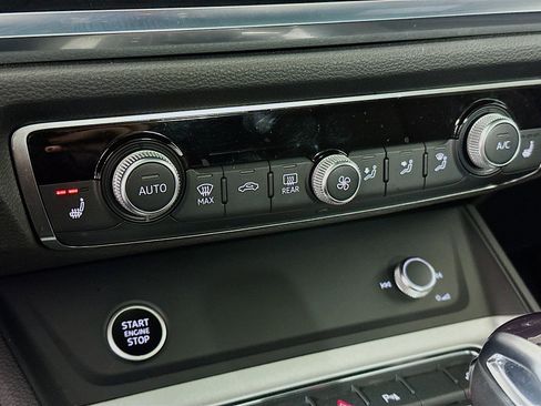 Used 2024 Audi Q3 2.0T Premium image 23