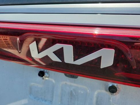 Used 2024 Kia Carnival LX FWD image 8