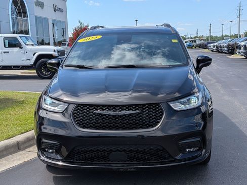 Used 2025 Chrysler Pacifica Limited FWD image 2