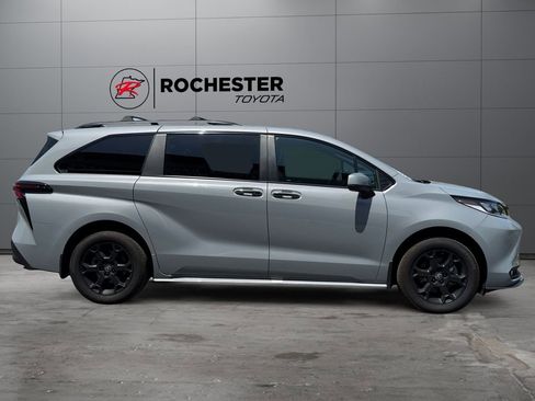 Used 2025 Toyota Sienna XLE Woodland Edition AWD/4WD image 6