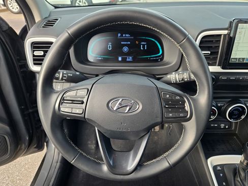 Used 2024 Hyundai Venue Limited image 40