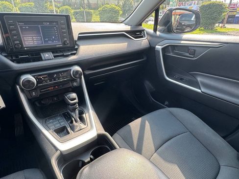 Used 2021 Toyota RAV4 LE AWD/4WD image 16