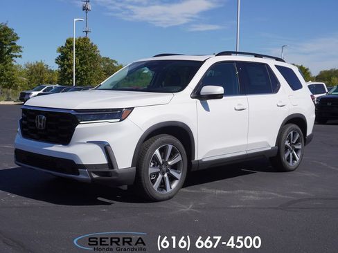Certified 2025 Honda Pilot Touring image 1