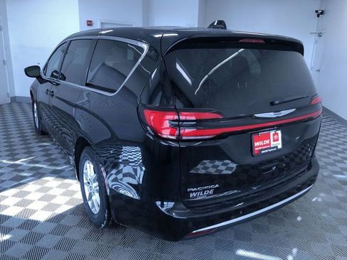 Used 2024 Chrysler Pacifica Touring-L FWD image 13