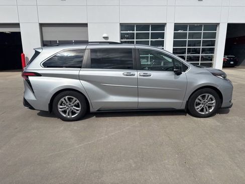 Used 2023 Toyota Sienna XSE image 3