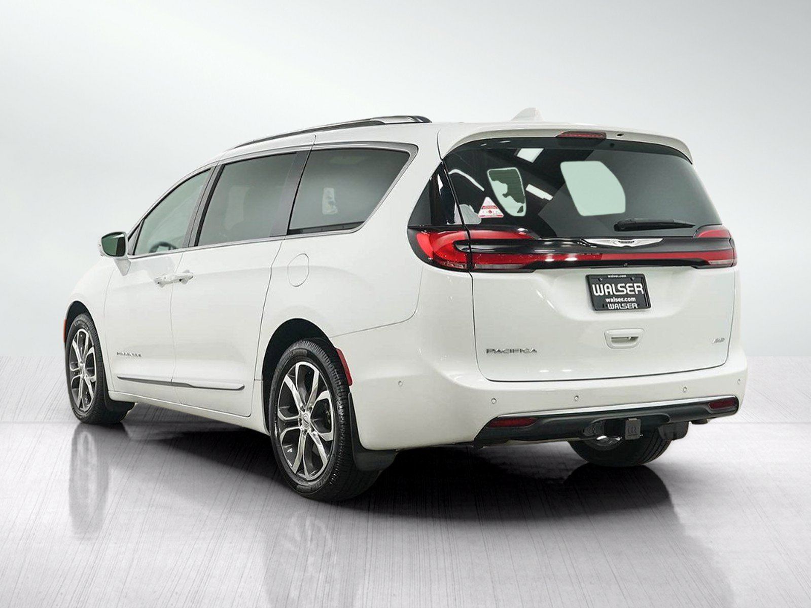 Used 2022 Chrysler Pacifica Pinnacle AWD/4WD image 3