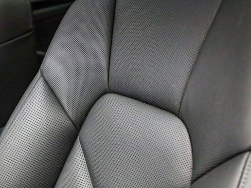 Used 2025 Porsche Macan image 26