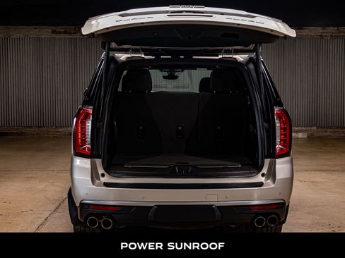 Used 2022 GMC Yukon Denali w/ Denali Premium Package image 8