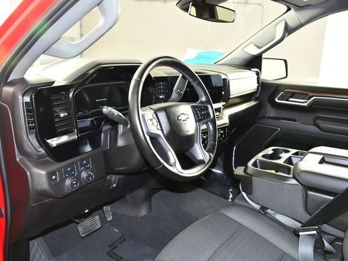 Used 2025 Chevrolet Silverado 1500 LT image 2
