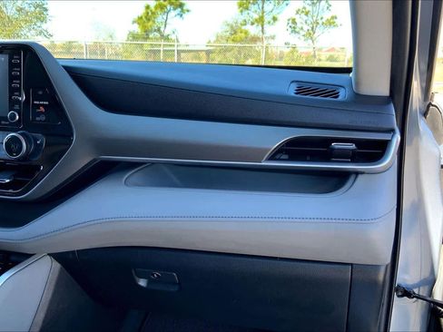 Used 2020 Toyota Highlander XLE image 18
