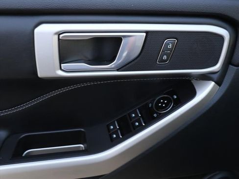 Used 2022 Ford Explorer XLT w/ Equipment Group 202A image 17