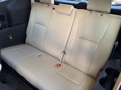 Used 2021 Toyota Highlander XLE AWD/4WD image 17