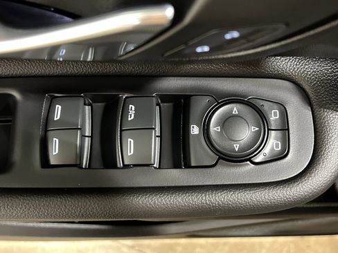 Used 2024 GMC Terrain SLE w/ Driver Convenience Package image 10