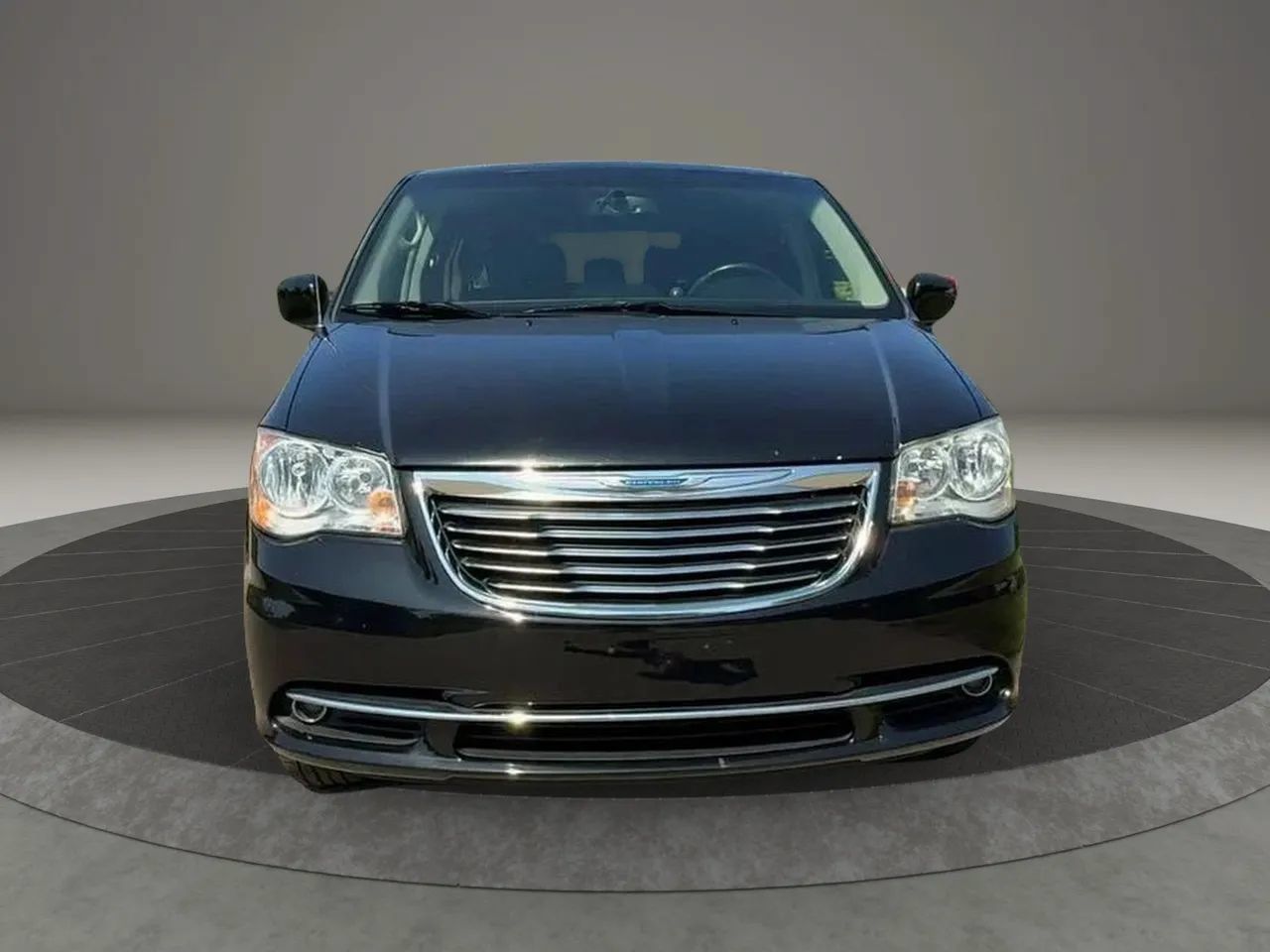 Used 2016 Chrysler Town & Country Touring FWD image 2