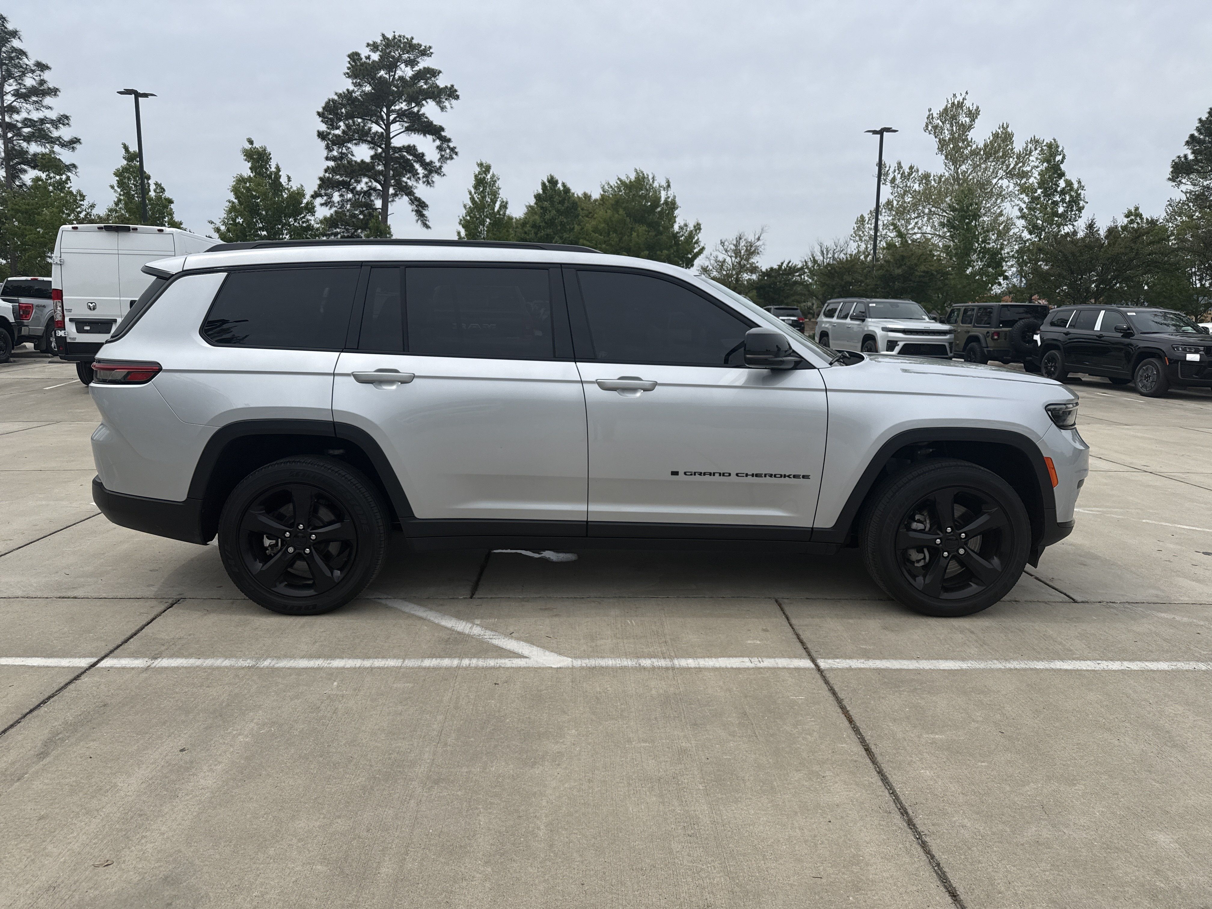 Used 2024 Jeep Grand Cherokee L Laredo AWD/4WD image 10