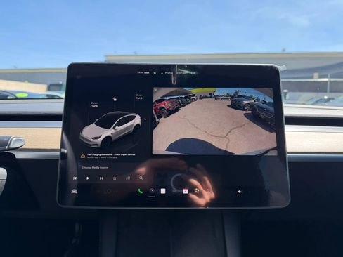 Used 2022 Tesla Model Y Long Range image 26