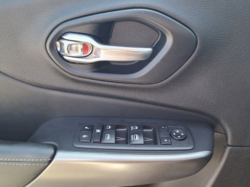 Used 2021 Jeep Cherokee Latitude Plus w/ Sun & Sound Group FWD image 17