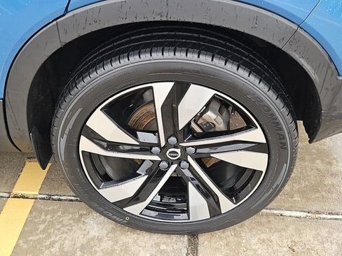 Used 2023 Volvo XC40 B4 Plus w/ Driver Assist Package FWD image 8