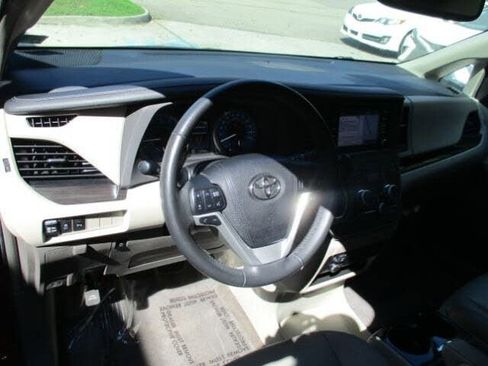 Used 2018 Toyota Sienna XLE image 13