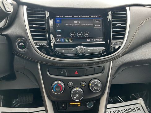 Used 2022 Chevrolet Trax LT w/ LT Convenience Package image 25
