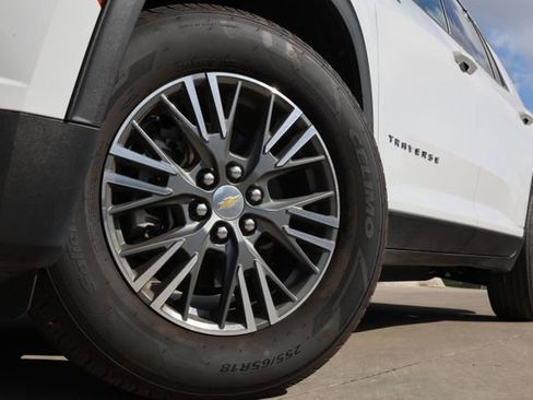 Used 2024 Chevrolet Traverse LT image 6