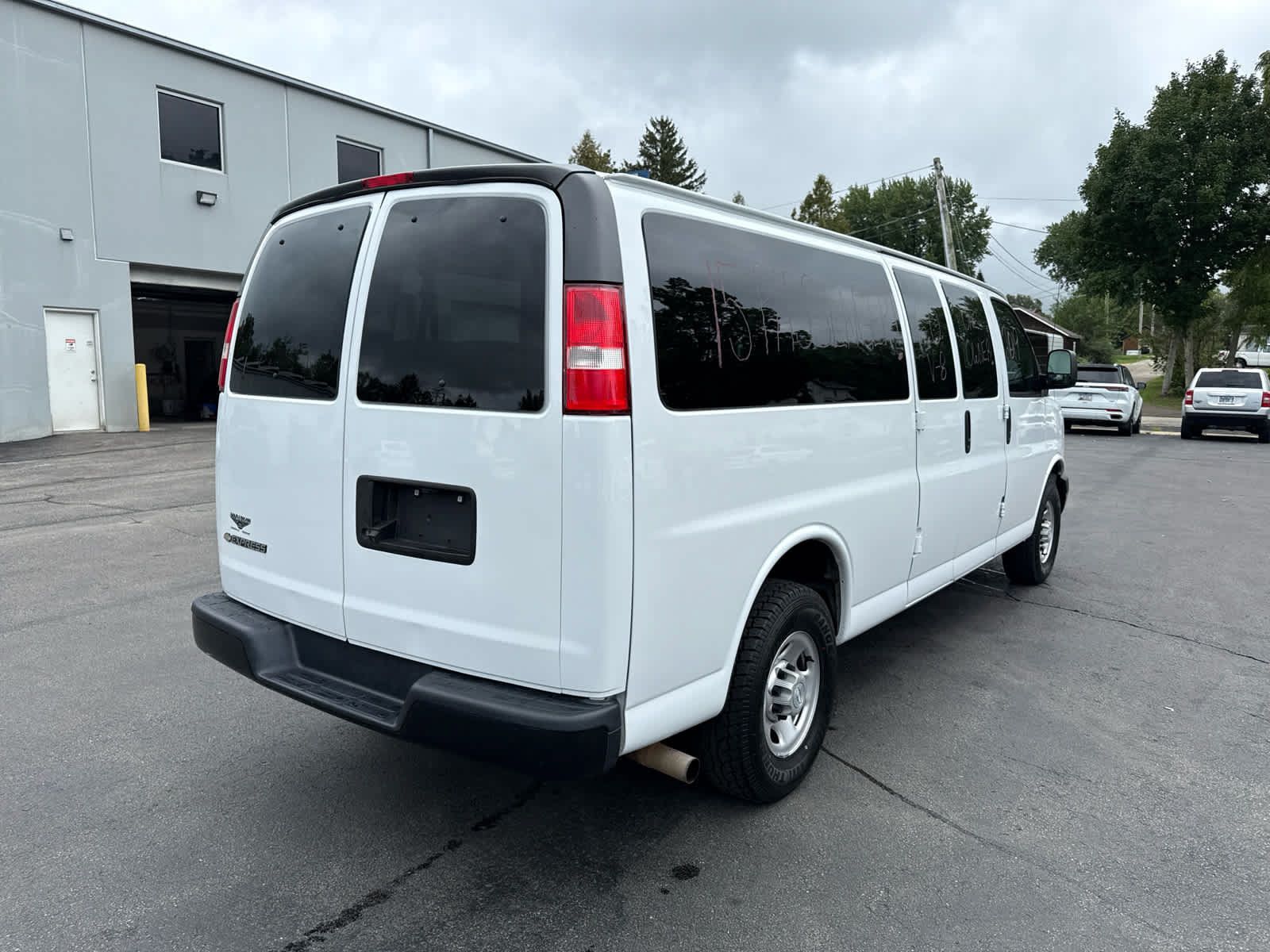 Used 2019 Chevrolet Express 3500 LS RWD image 3