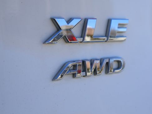 Used 2019 Toyota RAV4 XLE w/ Convenience Package image 18