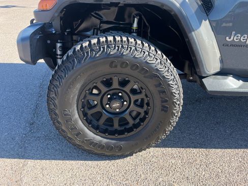 Used 2020 Jeep Gladiator Overland image 25
