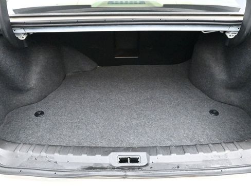 Used 2011 Buick Lucerne CXL image 9