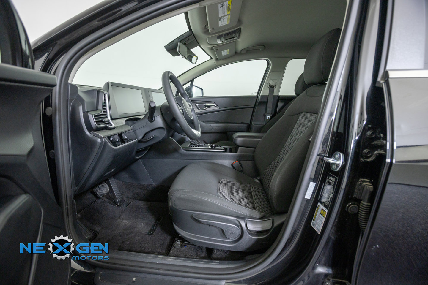 Used 2025 Kia Sportage LX FWD image 12