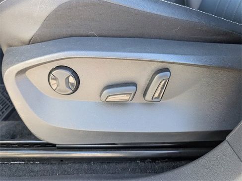 Used 2023 Volkswagen Tiguan SE w/ Panoramic Sunroof Package image 16