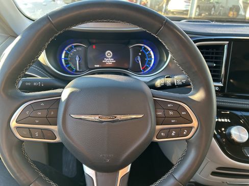 Used 2023 Chrysler Pacifica Touring-L image 7