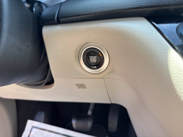 Used 2024 Chrysler Pacifica Touring-L FWD image 16