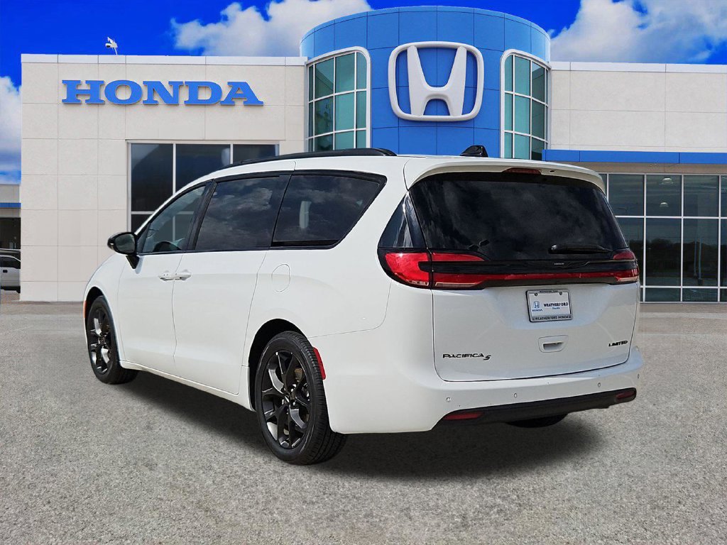 Used 2025 Chrysler Pacifica Limited FWD image 5