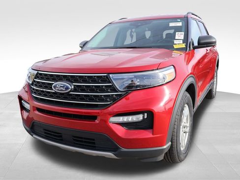 Used 2022 Ford Explorer XLT w/ Equipment Group 202A AWD/4WD image 2