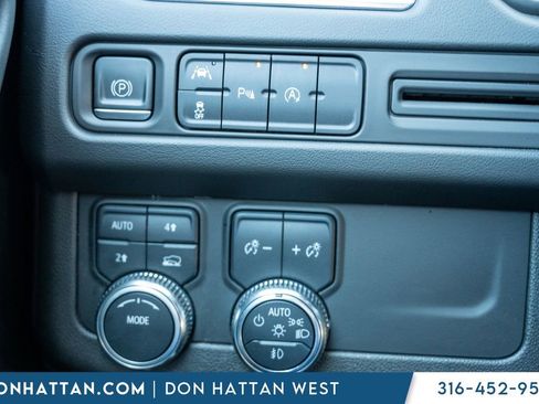 Used 2023 GMC Yukon XL SLT AWD/4WD image 17