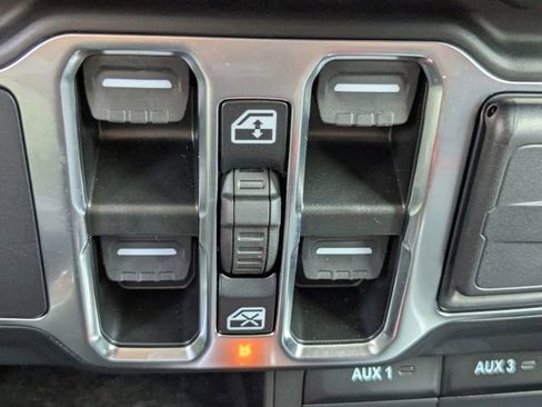 Used 2024 Jeep Gladiator Sport AWD/4WD image 23