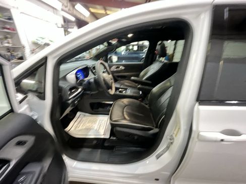 Used 2025 Chrysler Pacifica Limited FWD image 11