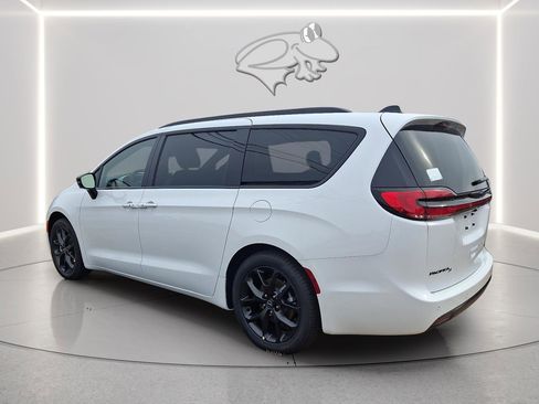New 2026 Chrysler Pacifica Limited w/ S Appearance Package image 3