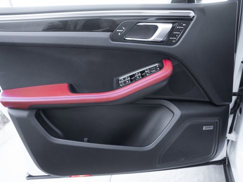 Used 2018 Porsche Macan image 21